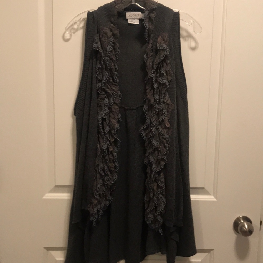 Longe sleeveless cardigan with ruffles